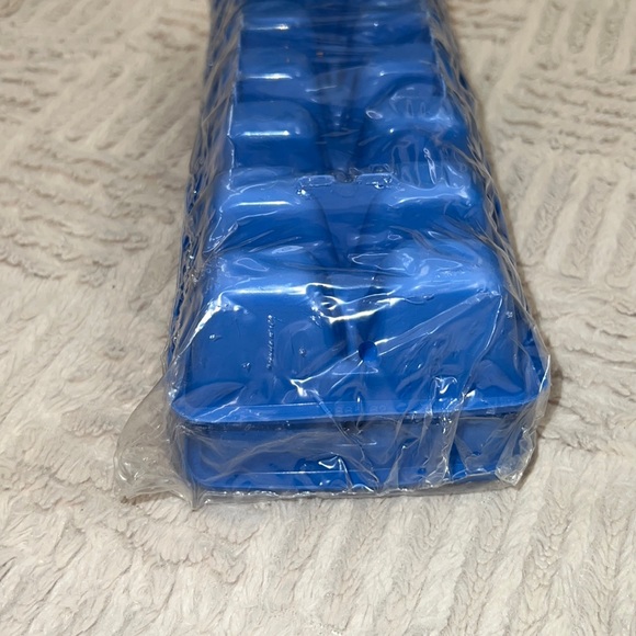 Rubbermaid ice cube trays, blue, 2 trays New in sealed packaging - Picture 6 of 13